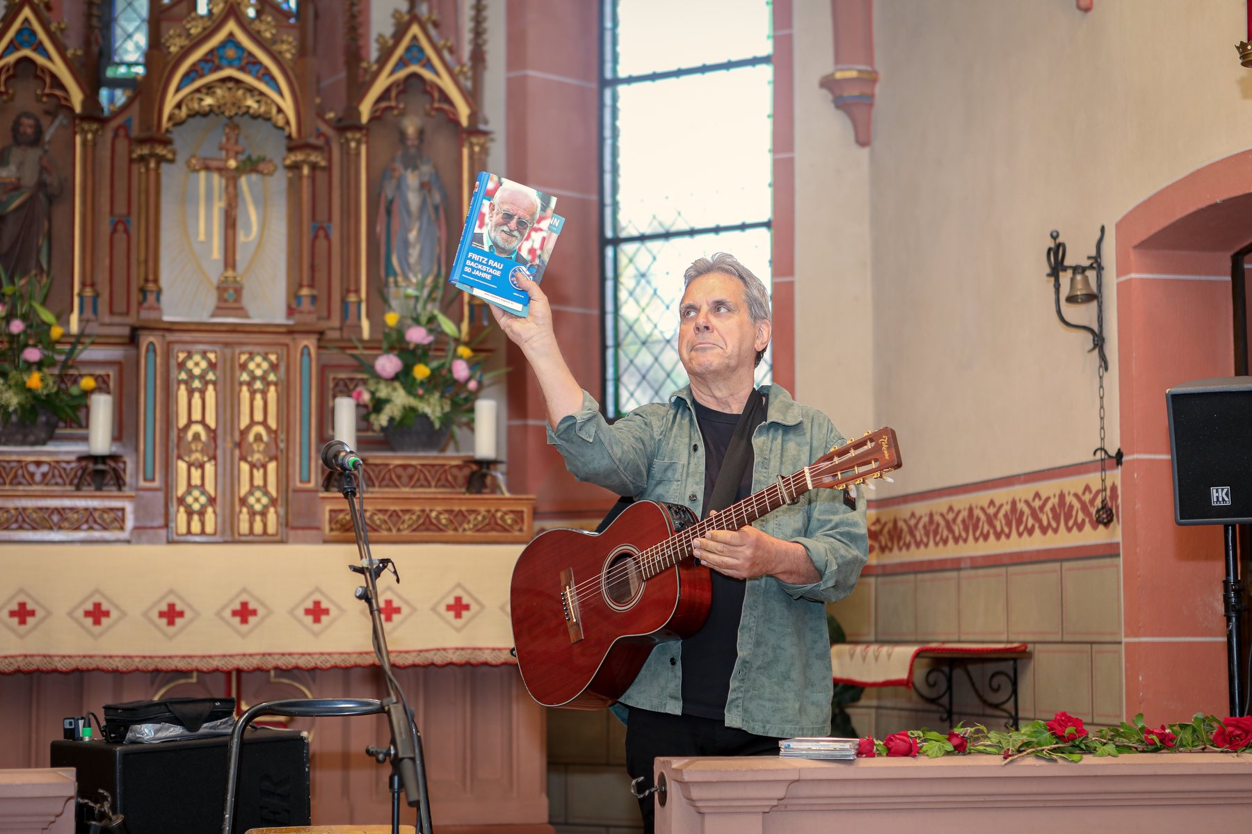 Biber Herrmann zeigt in der Kapelle Goldhausen das Buch „50 Jahre Backstage“ von Fritz Rau