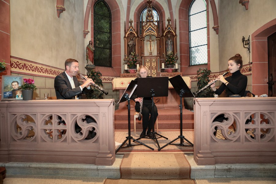 Kai Frömbgen beim Benefizkonzert vor dem Altar der Kapelle Goldhausen