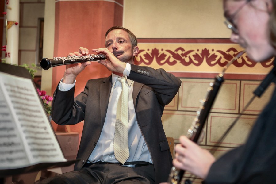 Kai Frömbgen mit Oboe in der Kapelle Goldhausen