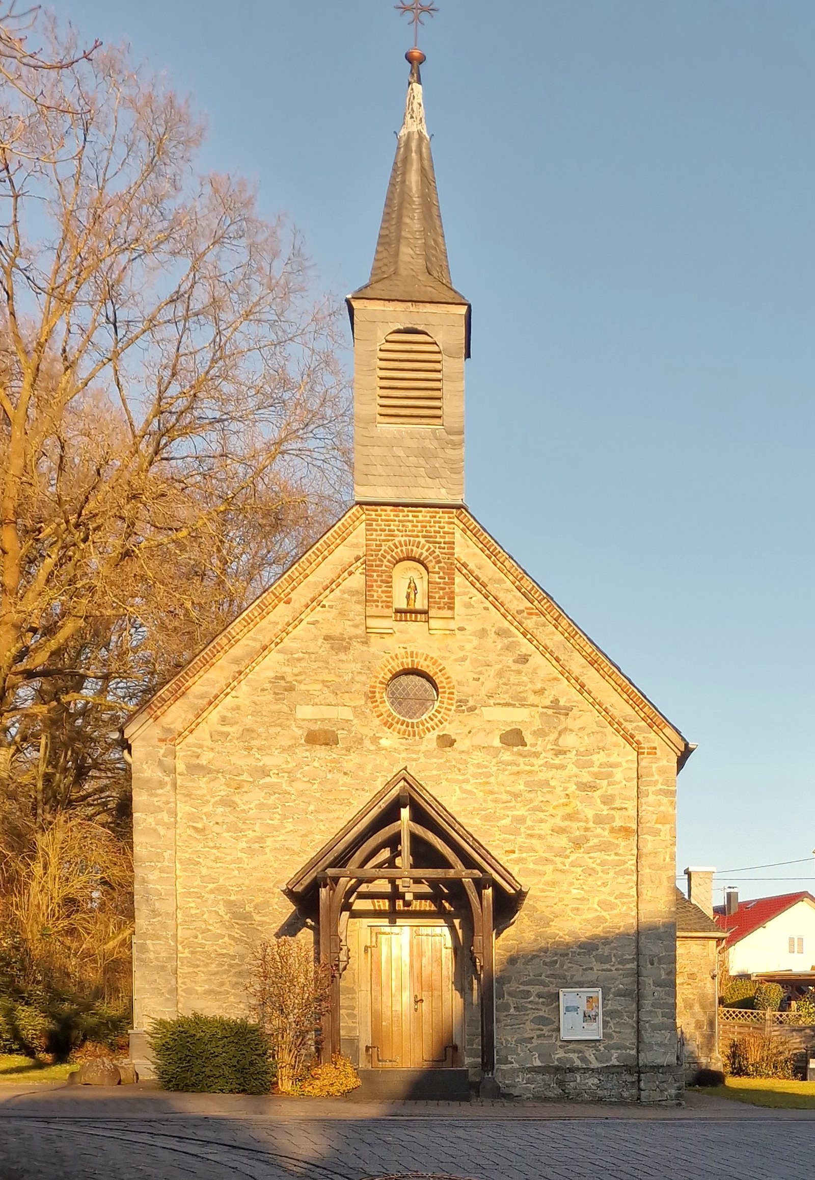 Der Giebel der Kapelle Goldhausen heute, im Winterlicht von vorn