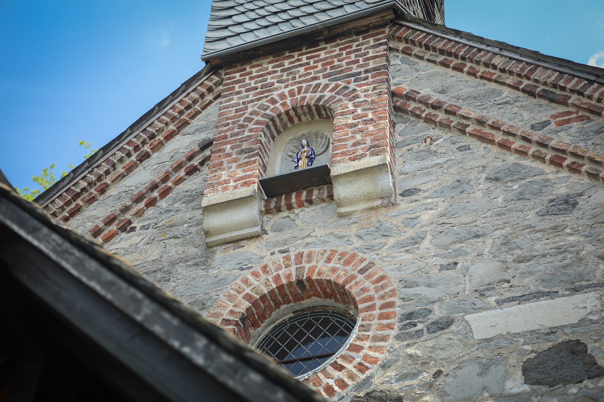 Giebel der Kapelle Goldhausen mit Madonna in der Nische