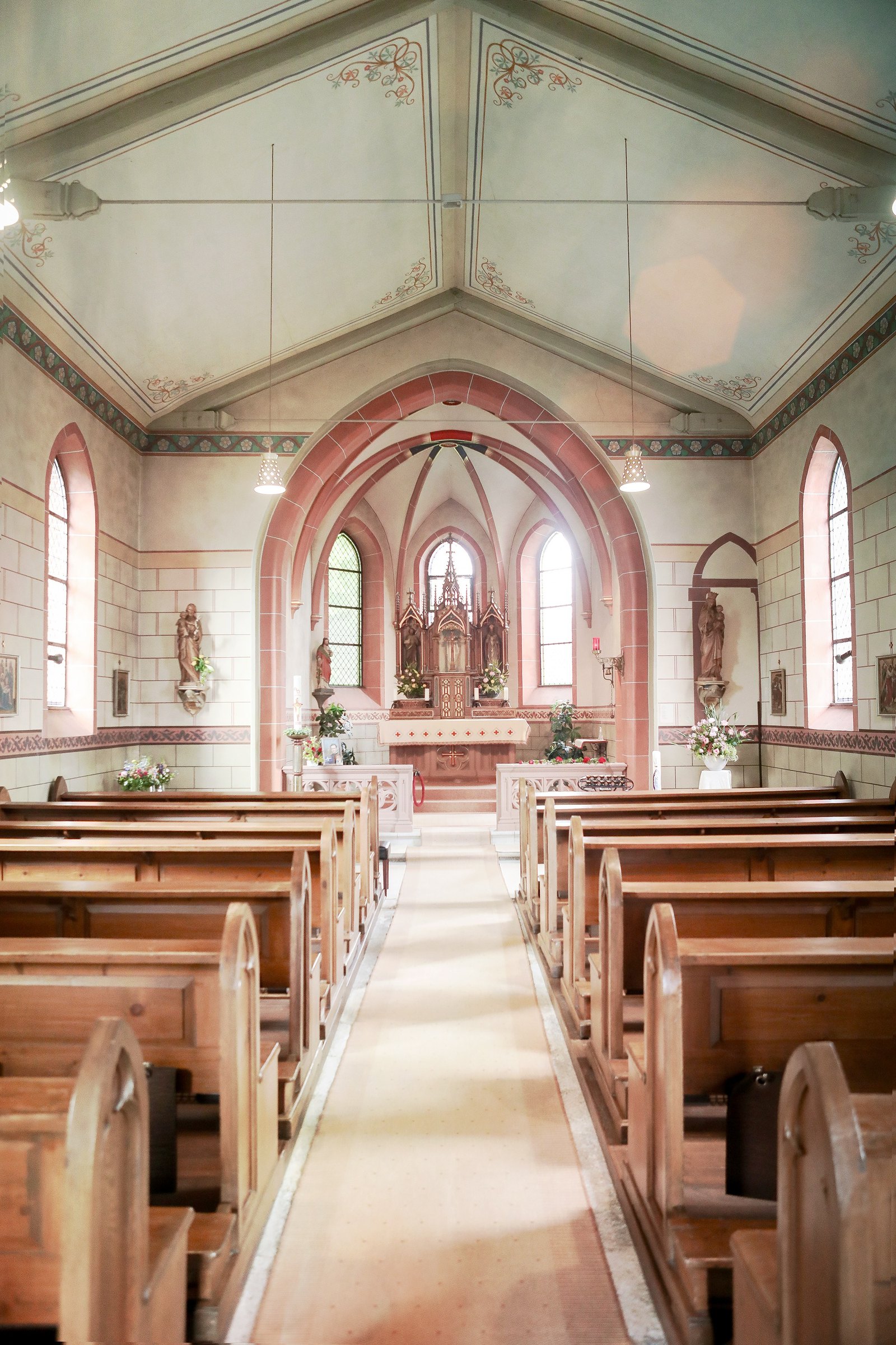 Heller Innenraum der Kapelle Goldhausen