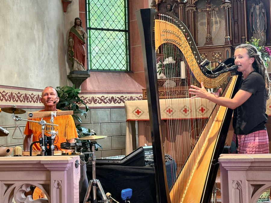 Harfenistin Jeanine Vahldiek beim Konzert in der Kapelle Goldhausen