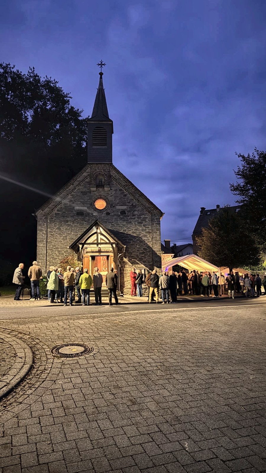 Die Kapelle am Abend, St. Johannes Baptista Kapelle Goldhausen in Ruppach-Goldhausen