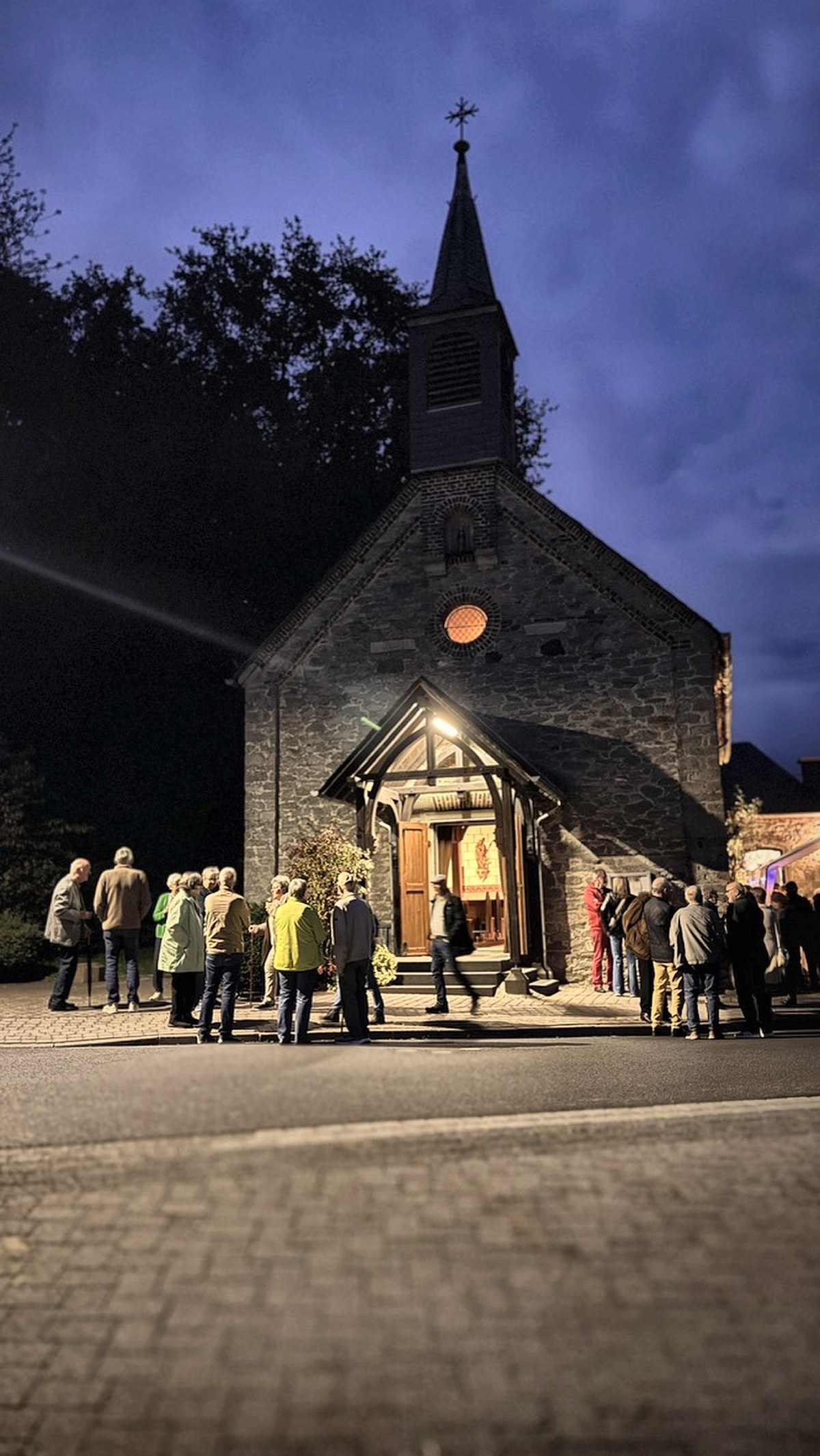 Offene Tür der Kapelle Goldhausen am Abend