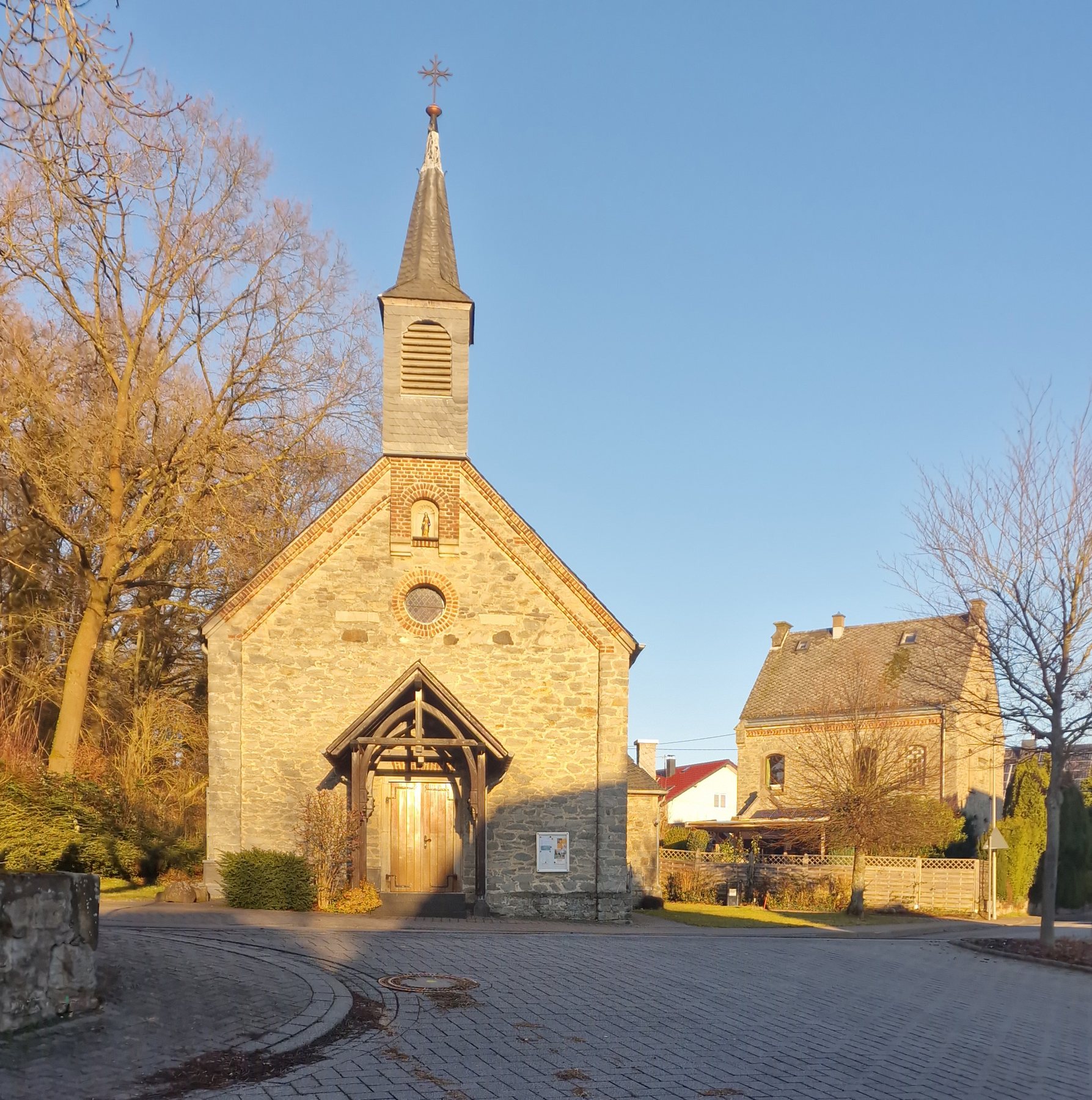 Giebel und Turm der Kapelle Goldhausen in der Wintersonne