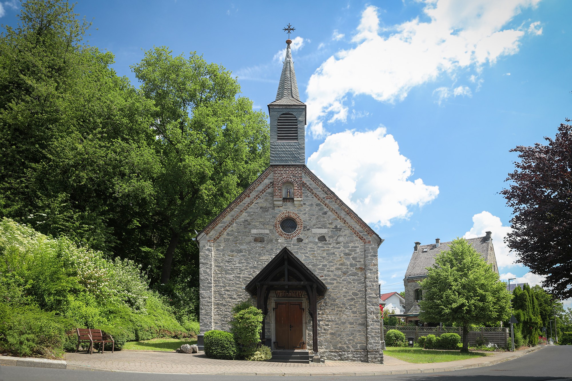 Die Kapelle Goldhausen mit Eingang an der Hauptstraße im Sommer