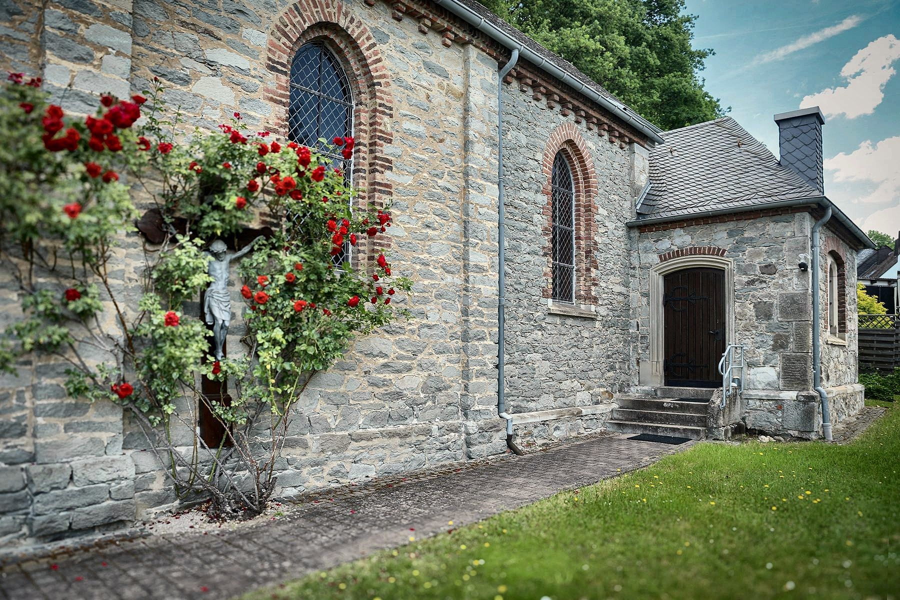 Kapelle Goldhausen mit Rosen im Sommer