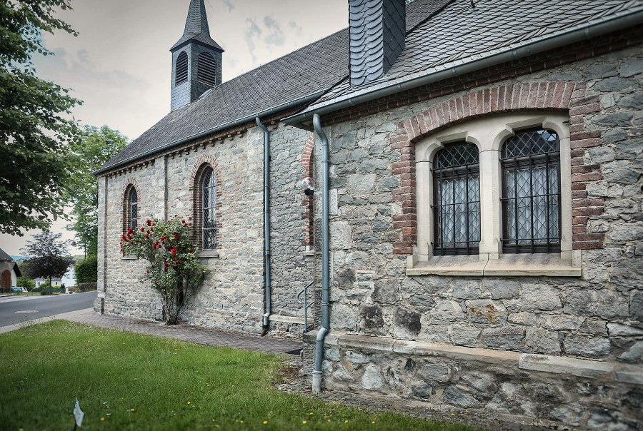 Seitenansicht der St. Johannes Baptista Kapelle Goldhausen in Ruppach-Goldhausen