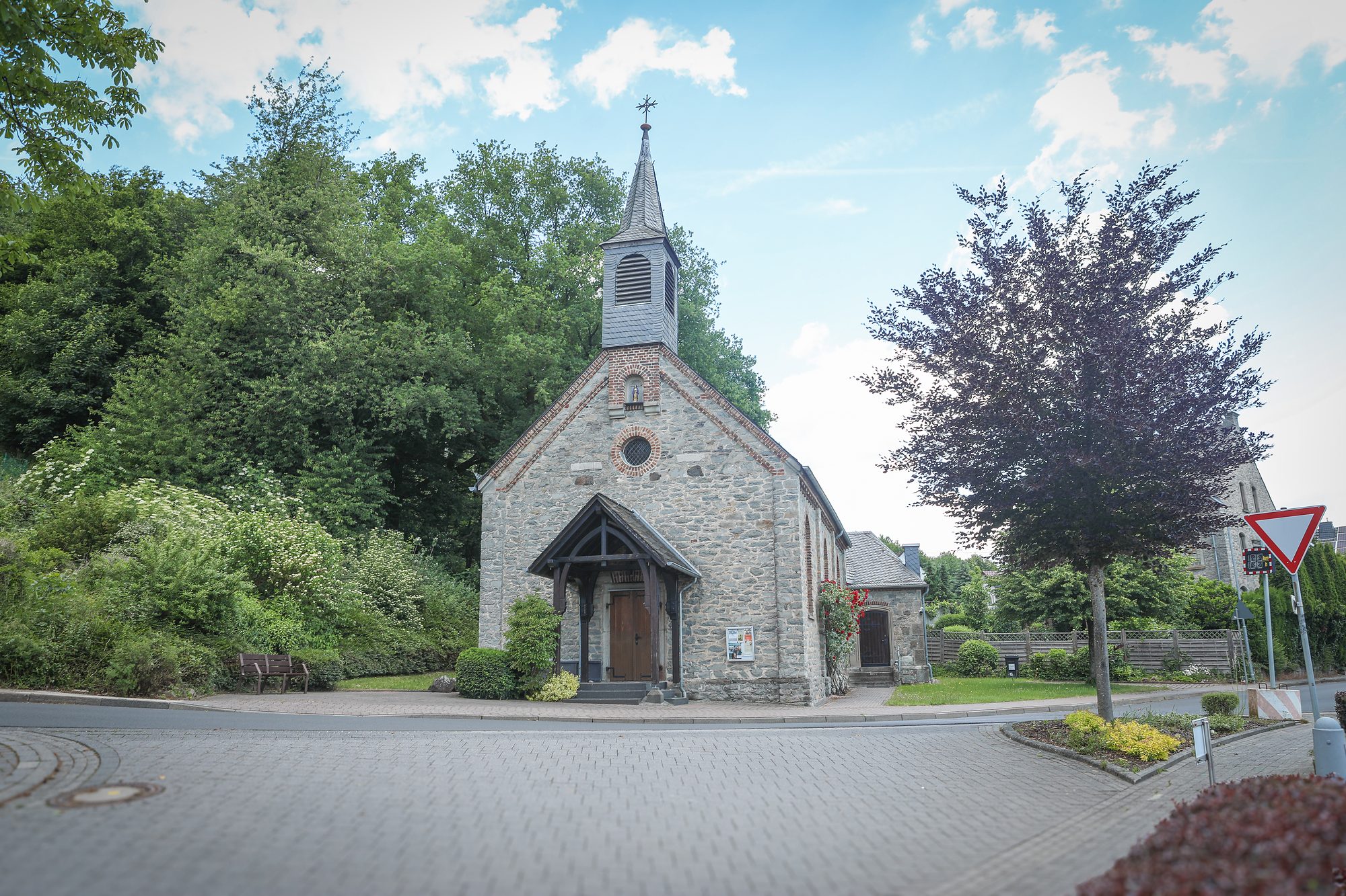 Kapelle Goldhausen an der Hauptstraße im Sommer