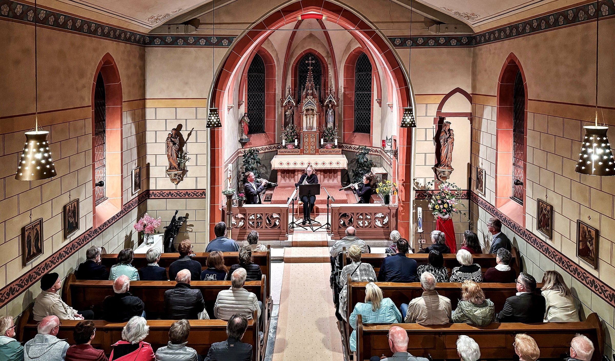 Voll besetzte Kapelle Goldhausen bei einem Konzert