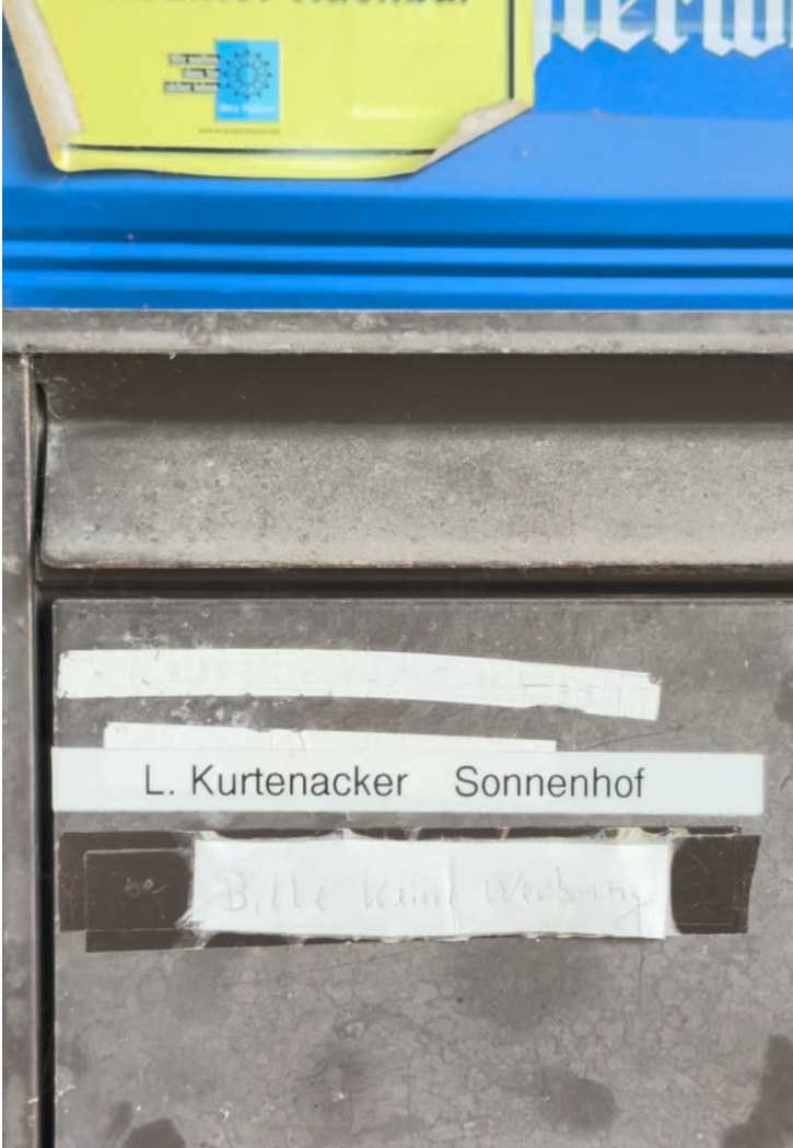 Briefkasten mit der Aufschrift „L. Kurtenacker Sonnenhof“ in Ruppach-Goldhausen