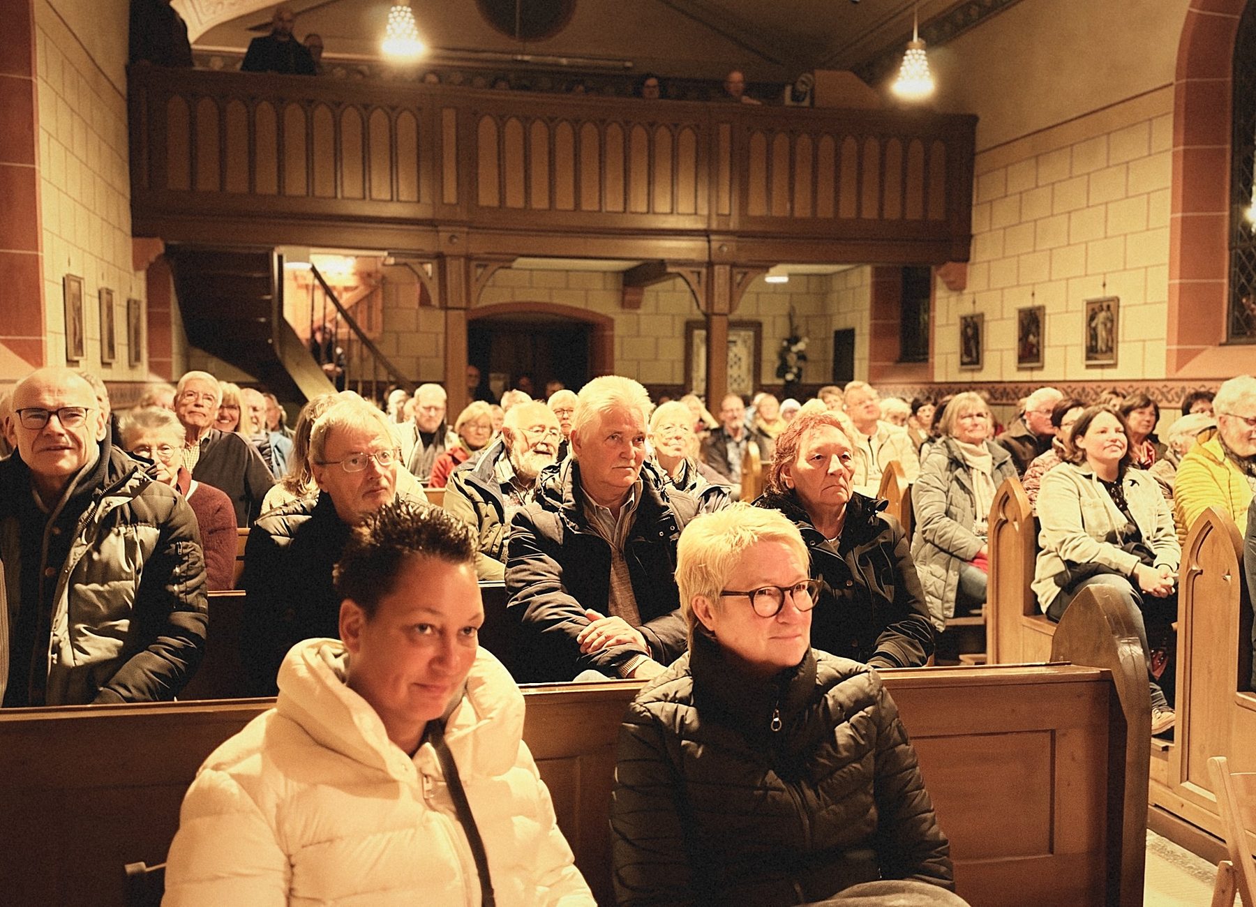 Kein Platz blieb frei: das Publikum in der Kapelle Goldhausen.
