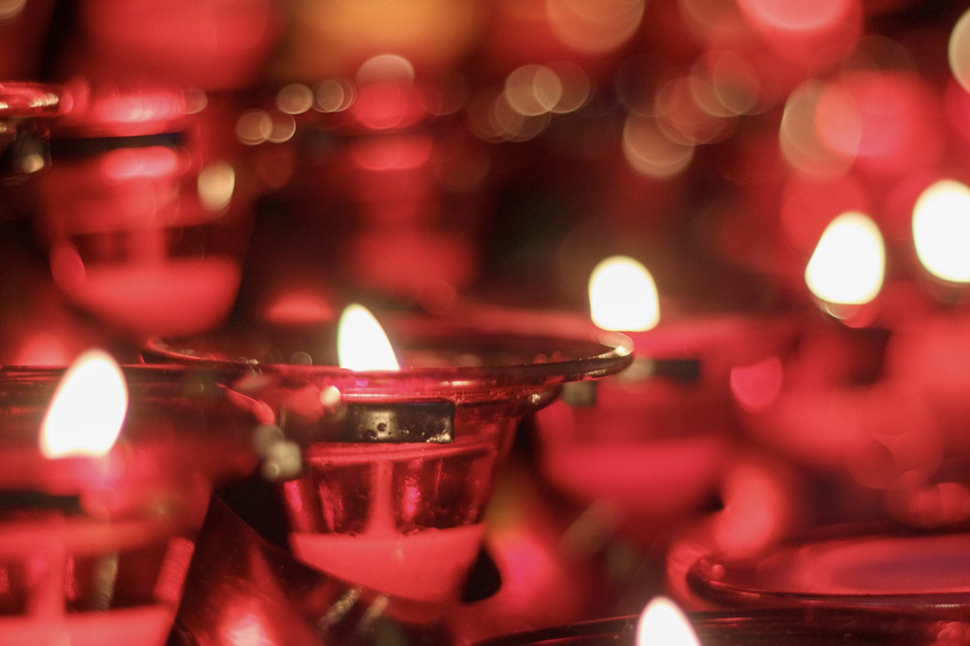 Kerzen zur Rorate-Messe im Advent