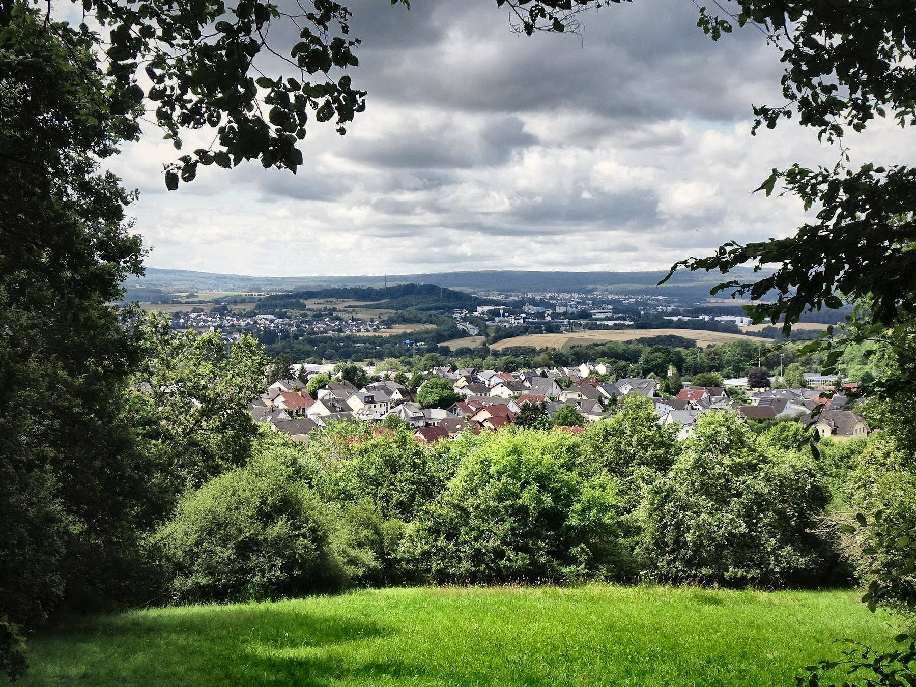 Blick vom Ruberg über Ruppach, Ortsteil der Gemeinde Ruppach-Goldhausen, links Heiligenroth