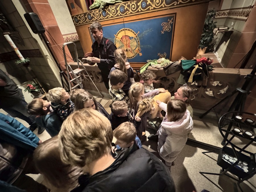 Kinder beim Kaspertheater SternKundt in der Kapelle Goldhausen