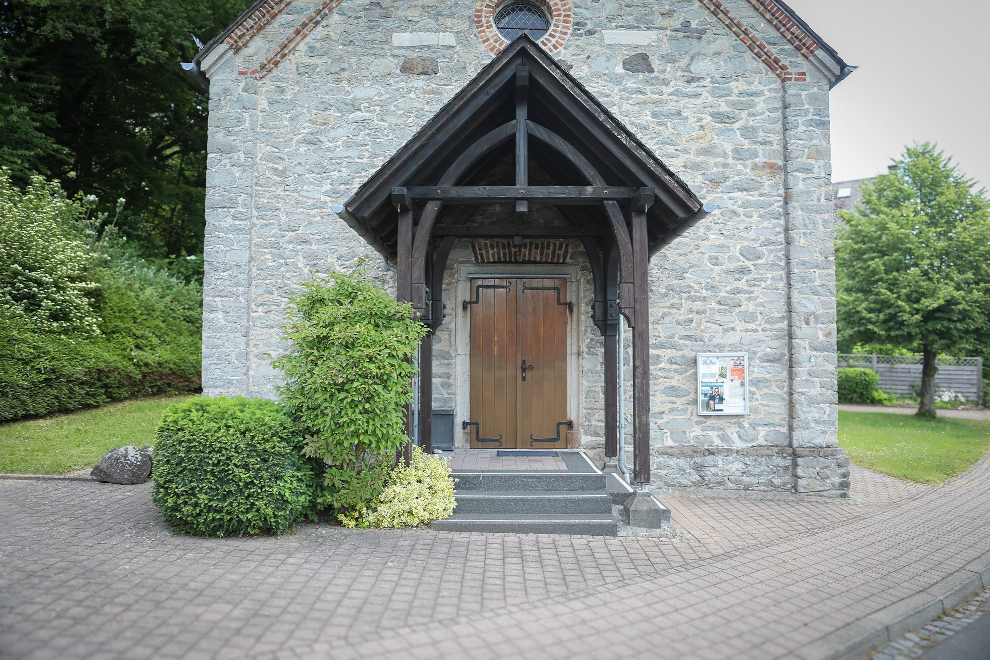 Eingang der Kapelle Goldhausen mit hölzernem Vordach