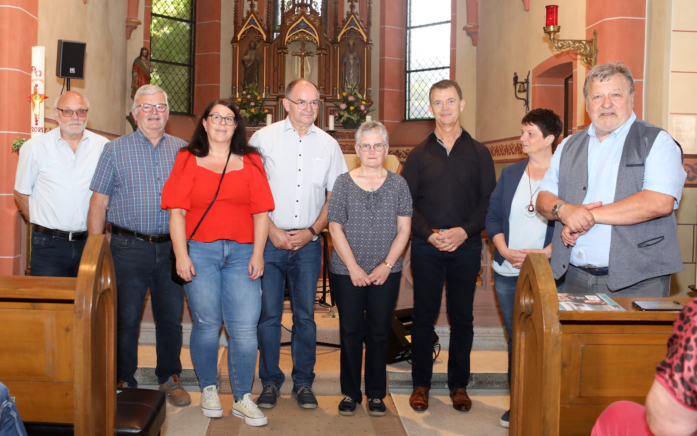 Der Vorstand des Kapellenvereins Ruppach-Goldhausen vor dem Altar der St. Johannes Baptista Kapelle Goldhausen