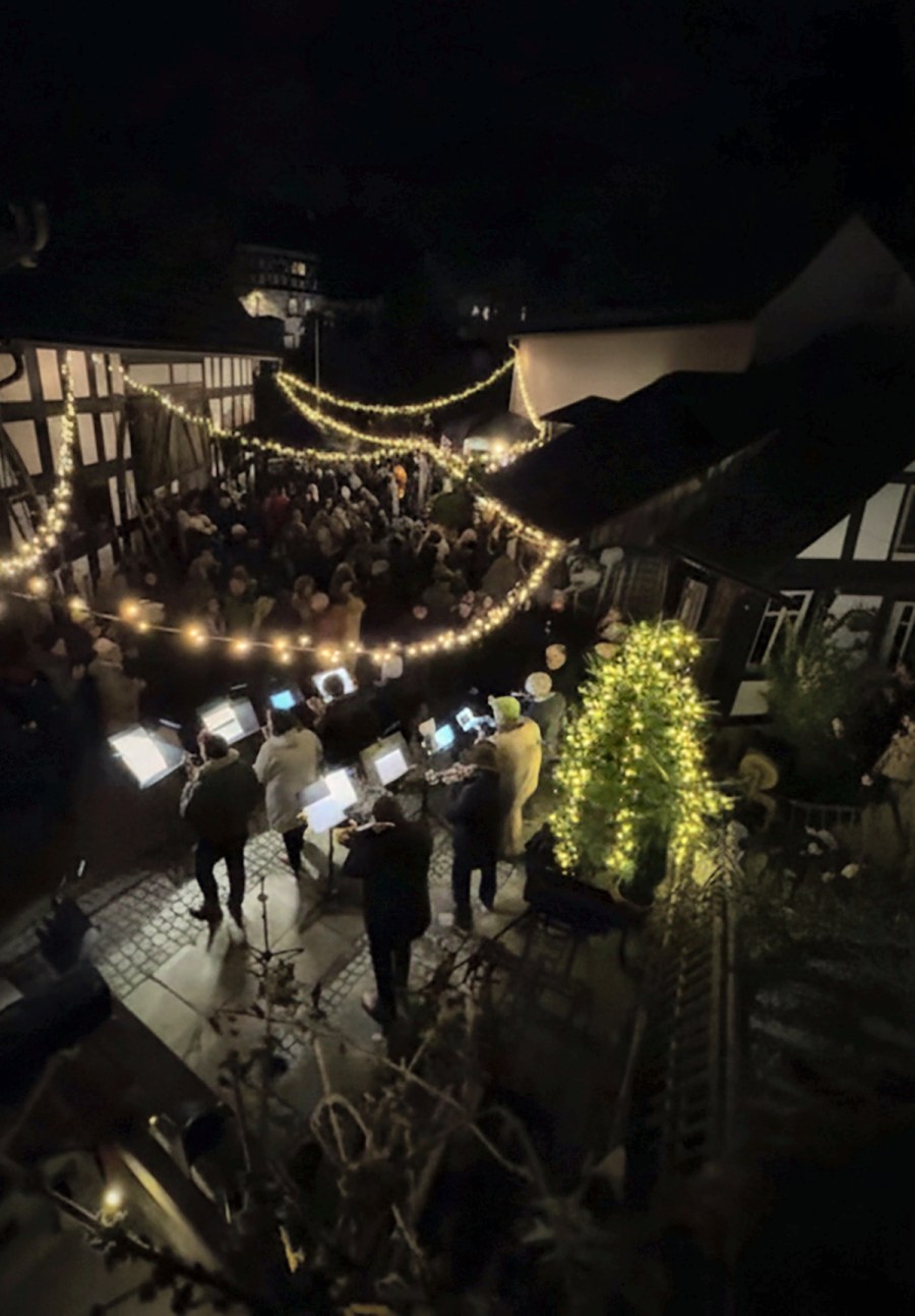 Weihnachtsbläser im Hof vor der Kapelle Goldhausen